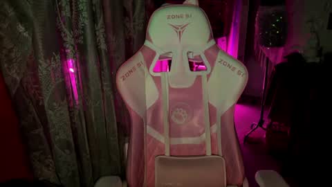 Snapshot of pearlprincess_ chatting on 07-15-26, 12:38 Adelina online show from 07-15-26, 12:38