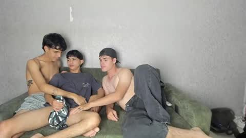Snapshot of pelusos_mens chatting on 04-30-26, 08:57 CAIN-19 ALLEN-18 RONALD-18 AUSTIN-18 MOD DANTE online show from 04-30-26, 08:57