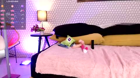 Snapshot of penelopee_28 chatting on 04-24-26, 04:26 Penelope Lets get to 100 hands up online show from 04-24-26, 04:26