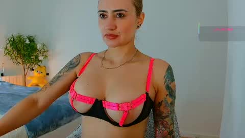 Snapshot of pennyy__ chatting on 06-11-26, 11:30 Hi Im Penelope better vibrations 1111 online show from 06-11-26, 11:30