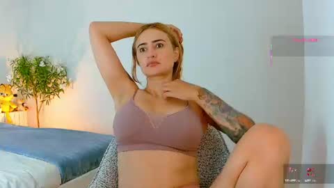 Snapshot of pennyy__ chatting on 07-11-26, 11:57 Hi Im Penelope better vibrations 1111 online show from 07-11-26, 11:57
