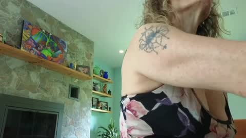 Peppermint and Dusty  online show from 04-29-26, 05:30