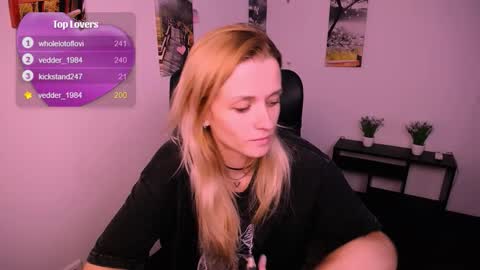 Mia online show from 09-26-25, 06:17