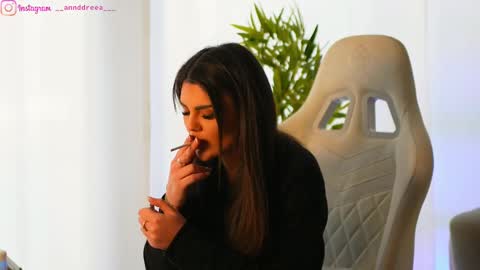 Snapshot of perfectt33n chatting on 02-20-25, 09:33 Dee online show from 02-20-25, 09:33