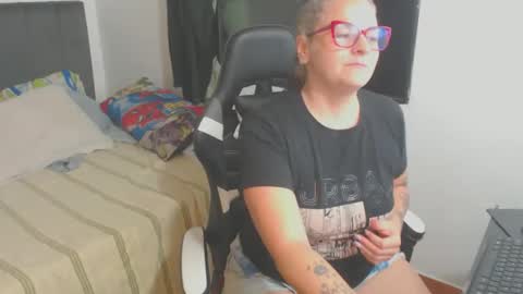 Snapshot of perlagoloza05 chatting on 12-03-24, 01:52 goloza online show from 12-03-24, 01:52