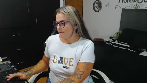 Snapshot of perlagoloza05 chatting on 10-27-25, 03:21 goloza online show from 10-27-25, 03:21