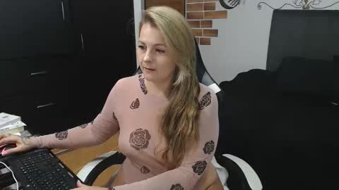 Snapshot of perlagoloza05 chatting on 11-21-25, 02:43 goloza online show from 11-21-25, 02:43