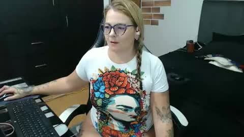 Snapshot of perlagoloza05 chatting on 02-25-26, 02:21 goloza online show from 02-25-26, 02:21