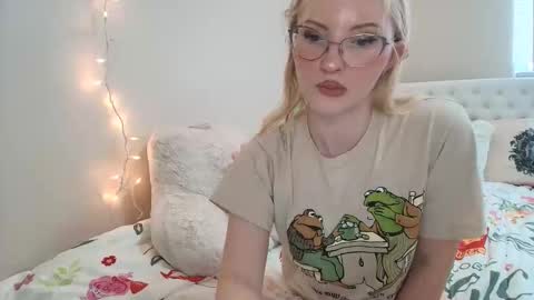 Snapshot of petite_cupcake chatting on 11-11-25, 06:30 Little cupcake online show from 11-11-25, 06:30