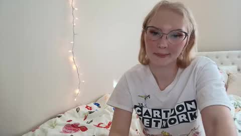 Snapshot of petite_cupcake chatting on 11-17-25, 07:30 Little cupcake online show from 11-17-25, 07:30