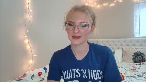 Snapshot of petite_cupcake chatting on 11-18-25, 05:28 Little cupcake online show from 11-18-25, 05:28