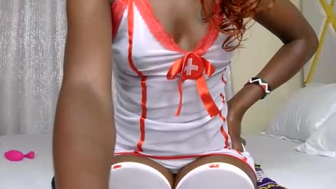 Snapshot of petite_freakette chatting on 05-31-26, 08:32 Moon online show from 05-31-26, 08:32
