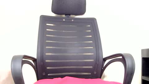 Snapshot of petite_freakette chatting on 06-12-26, 08:30 Moon online show from 06-12-26, 08:30