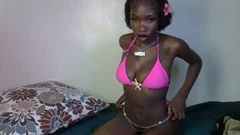 Snapshot of petite_lunar chatting on 10-19-25, 09:15 Lunar online show from 10-19-25, 09:15