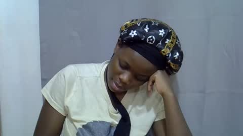 Snapshot of petite_melan chatting on 09-29-25, 12:05 petite_melan online show from 09-29-25, 12:05
