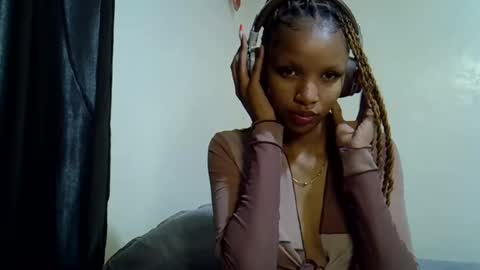 Snapshot of petite_melinda chatting on 07-13-26, 06:22 petite_melinda online show from 07-13-26, 06:22
