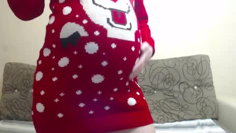 Snapshot of petite_red95 chatting on 12-27-24, 12:01 cosmina online show from 12-27-24, 12:01