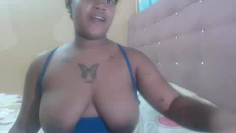 Snapshot of petitechocolatemommy chatting on 11-19-25, 06:52 petitechocolatemommy online show from 11-19-25, 06:52