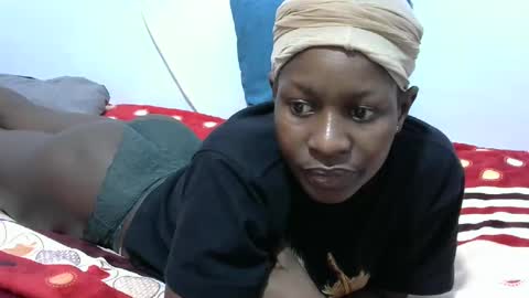 Snapshot of petitegirly12 chatting on 02-19-25, 02:33 petitegirly12 online show from 02-19-25, 02:33