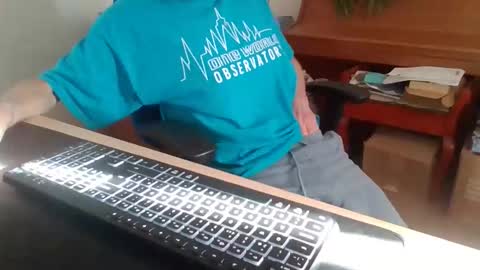 Snapshot of petitwilly chatting on 10-27-25, 09:35 petitwilly online show from 10-27-25, 09:35