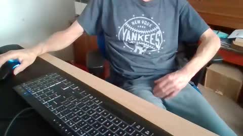 Snapshot of petitwilly chatting on 12-15-25, 09:35 petitwilly online show from 12-15-25, 09:35