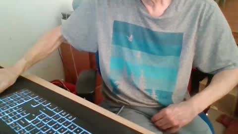 Snapshot of petitwilly chatting on 02-17-26, 09:39 petitwilly online show from 02-17-26, 09:39