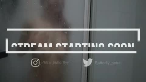 Snapshot of petra_butterfly chatting on 05-09-26, 01:22 i.. .U can call me Nick .... Help me to reach 200 thumbs up online show from 05-09-26, 01:22