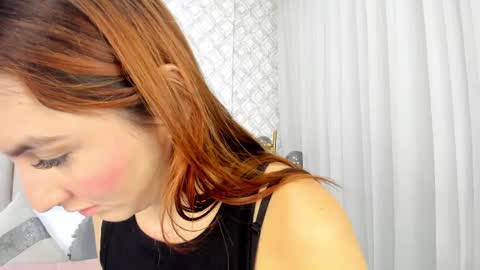 Snapshot of pia_johnson_ chatting on 12-31-24, 11:31 online show from 12-31-24, 11:31