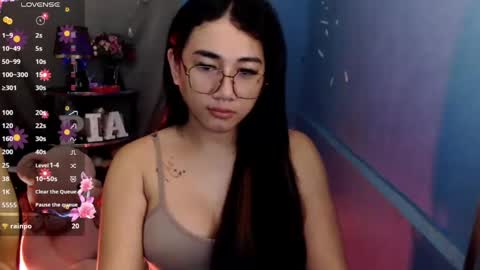 Snapshot of pia_worthsback chatting on 01-21-25, 10:41 Pia online show from 01-21-25, 10:41