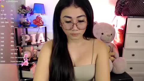 Snapshot of pia_worthsback chatting on 01-27-25, 01:30 Pia online show from 01-27-25, 01:30