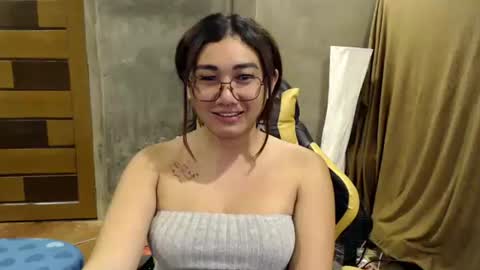 Snapshot of pia_worthsback chatting on 10-21-25, 08:09 Pia online show from 10-21-25, 08:09