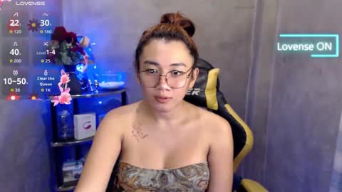 Snapshot of pia_worthsback chatting on 05-01-26, 02:21 Pia online show from 05-01-26, 02:21