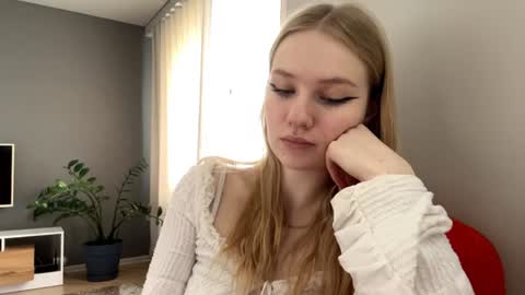 Snapshot of piastonesifer chatting on 06-11-26, 11:14 Kristie online show from 06-11-26, 11:14
