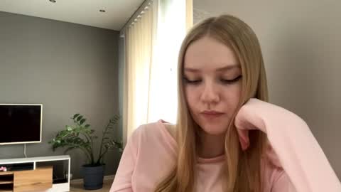Snapshot of piastonesifer chatting on 06-12-26, 11:14 Kristie online show from 06-12-26, 11:14