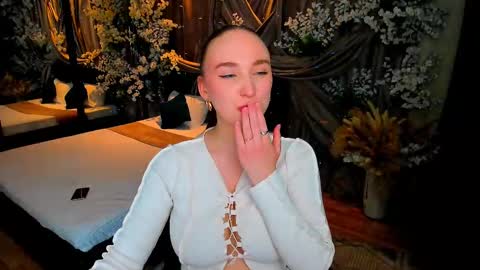 Emelie online show from 03-04-25, 09:11