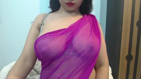 Snapshot of pilowprincess chatting on 12-18-25, 06:58 Sayra online show from 12-18-25, 06:58