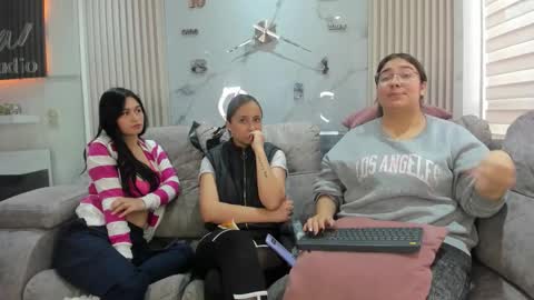 Snapshot of pink_as chatting on 02-19-26, 01:18 pink_as online show from 02-19-26, 01:18