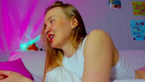 Snapshot of pinkk_lemonade chatting on 05-15-26, 11:56 Mila online show from 05-15-26, 11:56