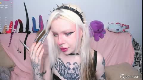Snapshot of pinkslobber chatting on 05-30-26, 04:09 Helen Goat online show from 05-30-26, 04:09