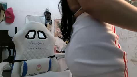 Snapshot of pinkyrosexx chatting on 12-21-24, 10:40 Rose online show from 12-21-24, 10:40