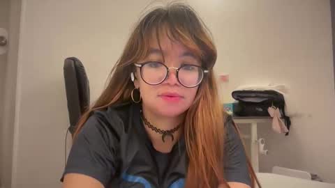 Snapshot of pinkyrosexx chatting on 05-09-26, 12:16 Rose online show from 05-09-26, 12:16
