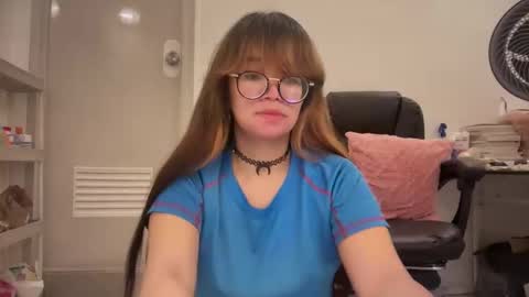 Snapshot of pinkyrosexx chatting on 05-10-26, 12:27 Rose online show from 05-10-26, 12:27