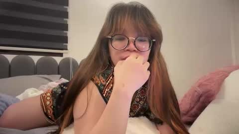 Snapshot of pinkyrosexx chatting on 05-26-26, 03:30 Rose online show from 05-26-26, 03:30