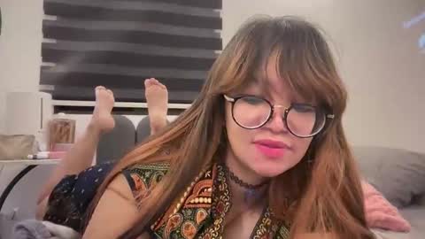 Snapshot of pinkyrosexx chatting on 05-27-26, 04:31 Rose online show from 05-27-26, 04:31