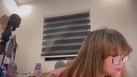 Snapshot of pinkyrosexx chatting on 06-01-26, 01:40 Rose online show from 06-01-26, 01:40