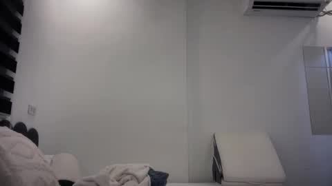 Snapshot of pinkyrosexx chatting on 06-03-26, 01:19 Rose online show from 06-03-26, 01:19
