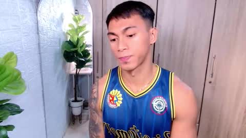 Snapshot of pinoymilker chatting on 10-10-25, 03:38 ethan online show from 10-10-25, 03:38