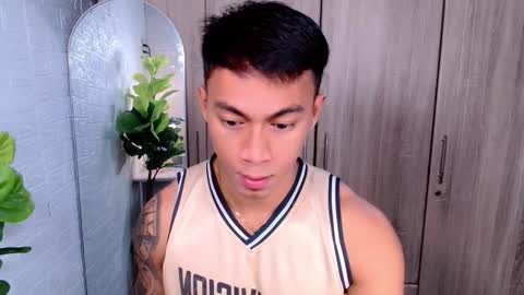 Snapshot of pinoymilker chatting on 10-27-25, 02:04 ethan online show from 10-27-25, 02:04