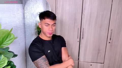 Snapshot of pinoymilker chatting on 11-18-25, 04:50 ethan online show from 11-18-25, 04:50