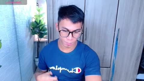 Snapshot of pinoymilker chatting on 12-18-25, 11:38 ethan online show from 12-18-25, 11:38